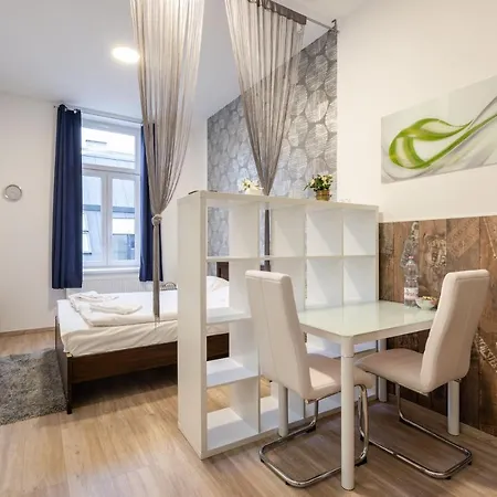 Apartment Silver Moon In The Center