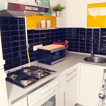 Trendy & Cozy At Heroes' Square Apartment