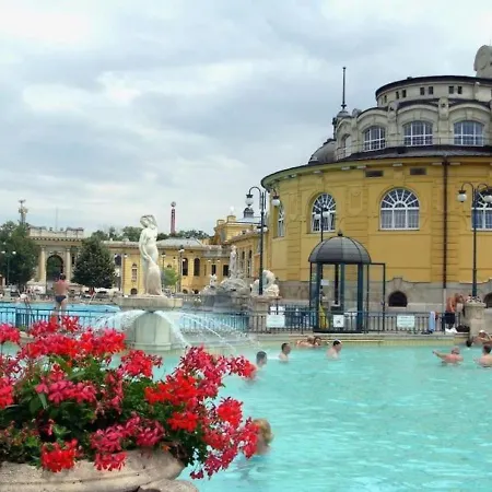 Trendy & Cozy At Heroes' Square Budapest