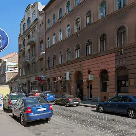 Dora's Calm Nest Over The Chestnut Tree Apartment Budapest