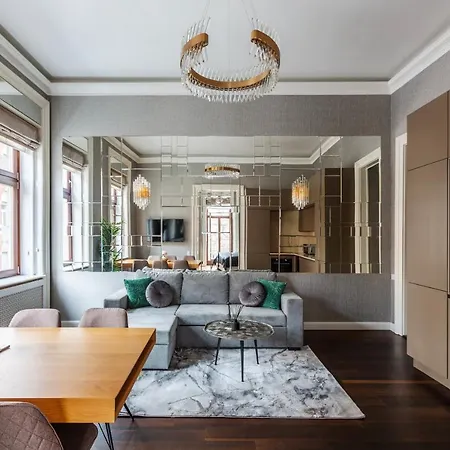 Luxury With Balcony Next To The New York Cafe Apartment *