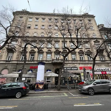 Luxury With Balcony Next To The New York Cafe Apartment