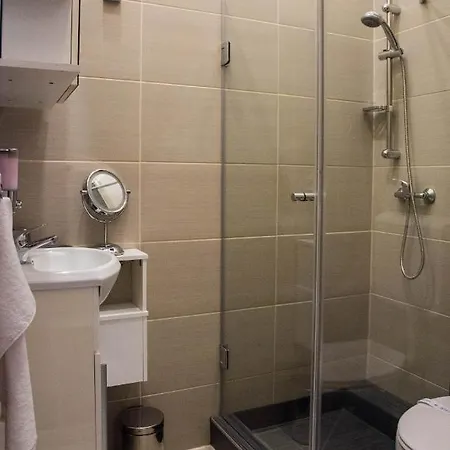 Apartman Parliament Side Escape With Complimentary Parking