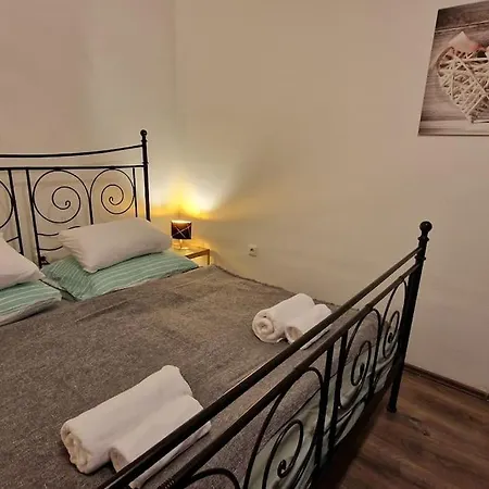 Apartment Perfect Located Flat With Gametable