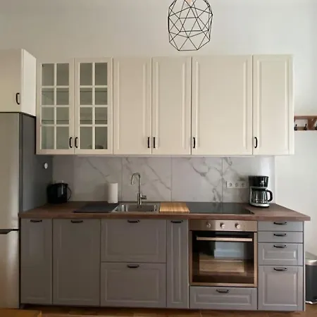 Raday Street, Spacious, Modern Apartment *