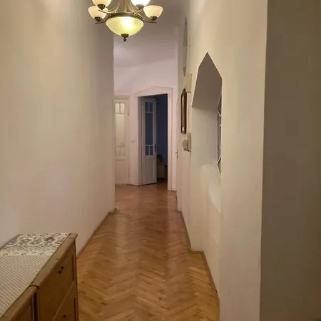 Apartment Elegance In The Heart Budapest
