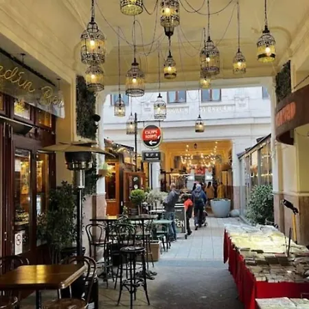 Deak Charming Apa With Balcony Apartment