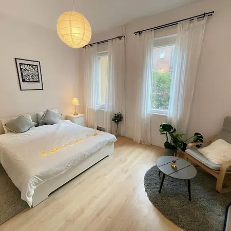 Deak Charming Apa With Balcony Apartment *
