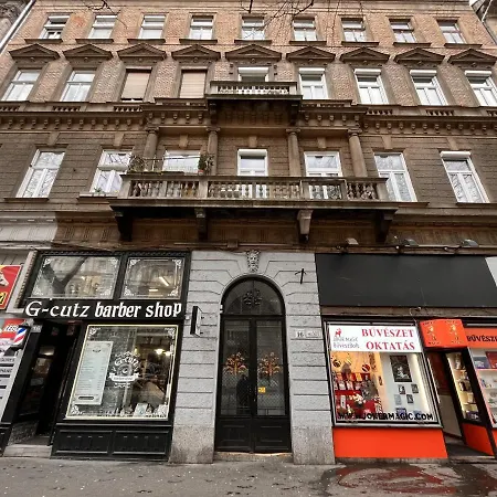Deluxe Bella Next To The New York Cafe * Budapest