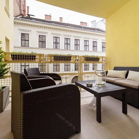 Gde Hollo Apartment