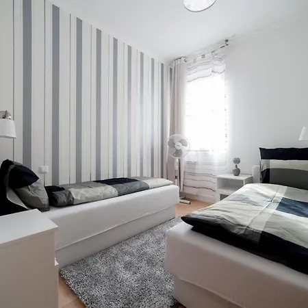 Gde Hollo Budapest
