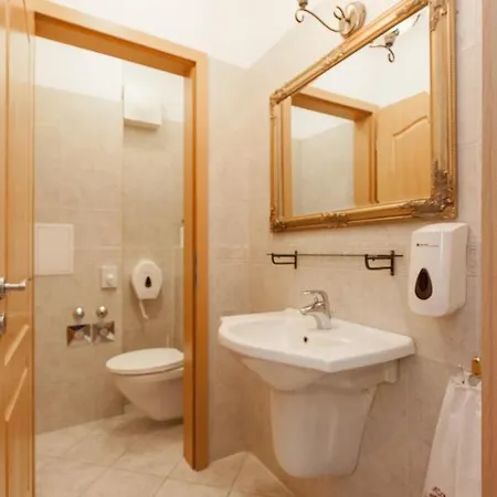Gde Hollo Budapest