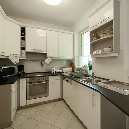 Gde Hollo Apartment