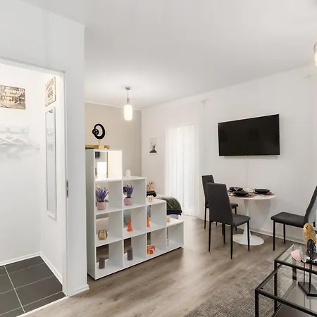 Sweet & Spicy - Brand New With Balcony Apartment