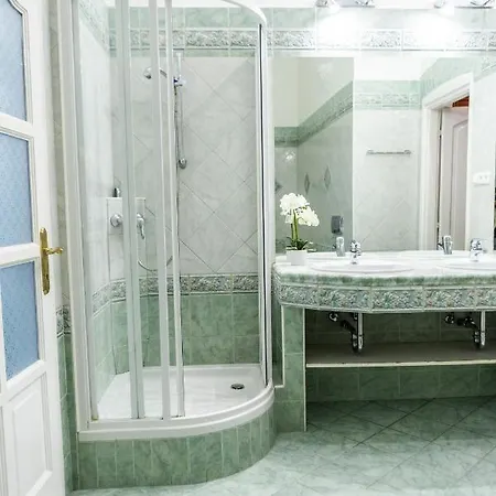 Luxury Downtown 3 Bedroom By Synagoge With Beautiful View Budapest