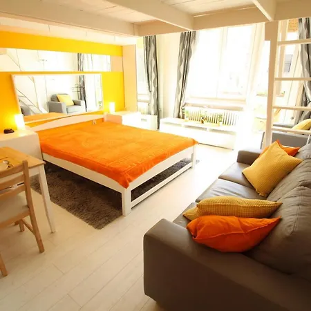 Sunny With Balcony In Party District Apartment *