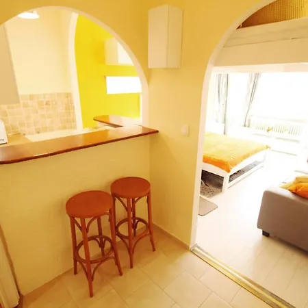 Apartment Sunny With Balcony In Party District