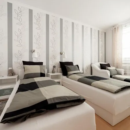 Gde Hollo Apartment