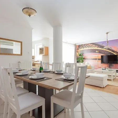 Gde Hollo Apartment