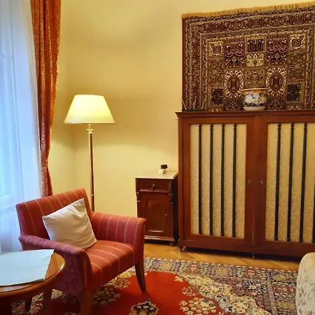 Swan Apartment *