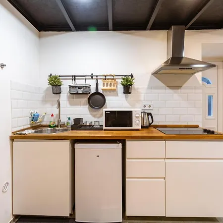 Modern Stylish @ Superb Location Apartment *