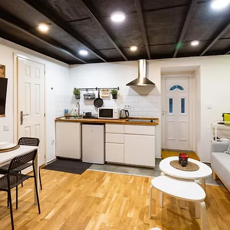Apartment Modern Stylish @ Superb Location *