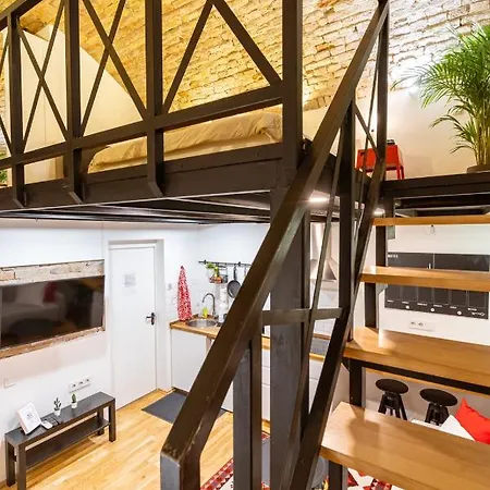 Modern Stylish @ Superb Location Apartment *