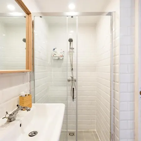 Modern Stylish @ Superb Location Apartment *
