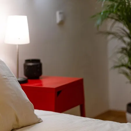 Modern Stylish @ Superb Location Apartment *