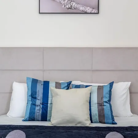 Luxury Quentin 3 Bedrm, 2 Bathrm Apartment