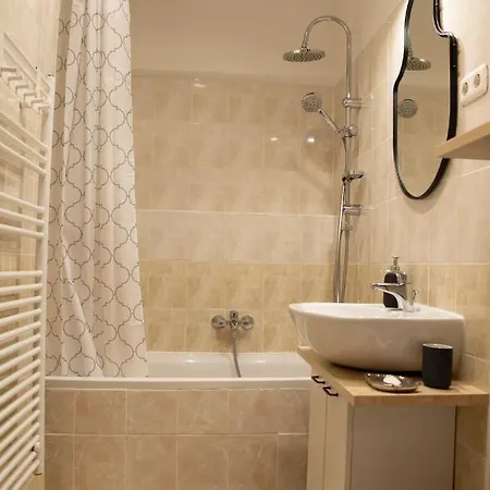 Appartamento 953 - Your Peace Of Mind, Ac & Parking Budapest