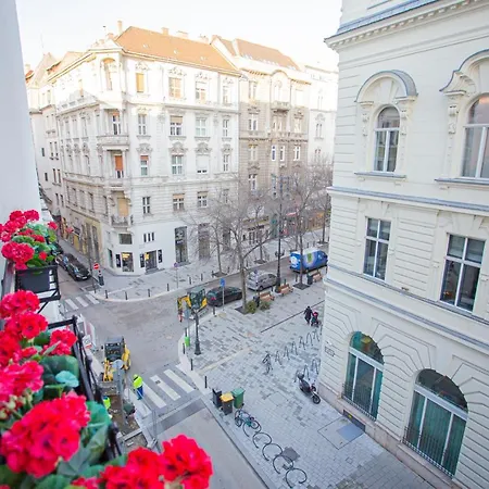 Vaci Street Apartment *