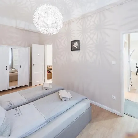 Apartment Downtown Heart 3 Bdr, 2 Bath, A/c *