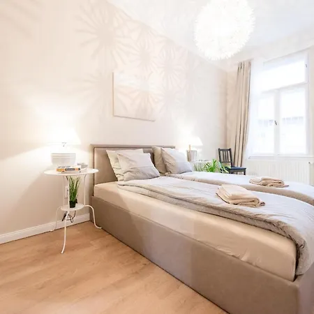 Downtown Heart 3 Bdr, 2 Bath, A/c Apartment *