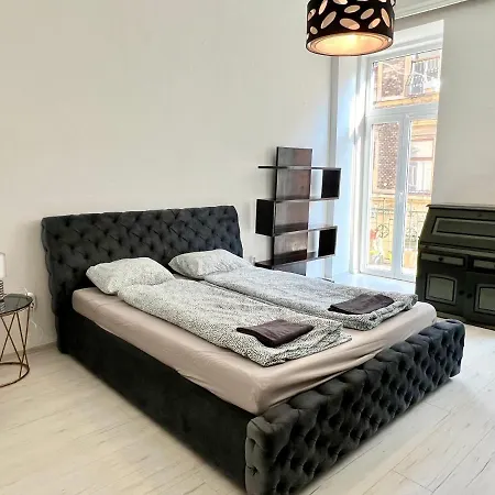 L8 Budapest