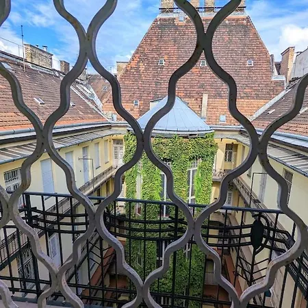 Apartment Cozy 1br With Skyline View - Purple Skyline Budapest