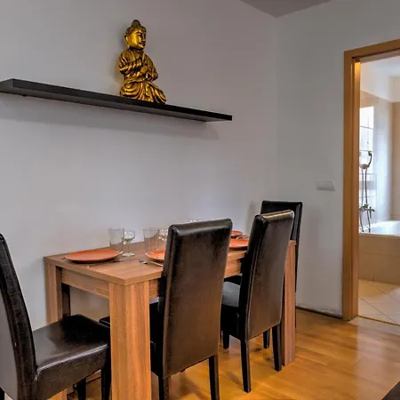 Center Apartment *