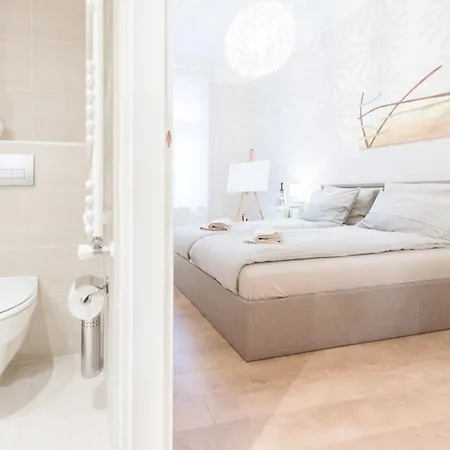 Downtown Heart 3 Bdr, 2 Bath, A/c Apartment Budapest