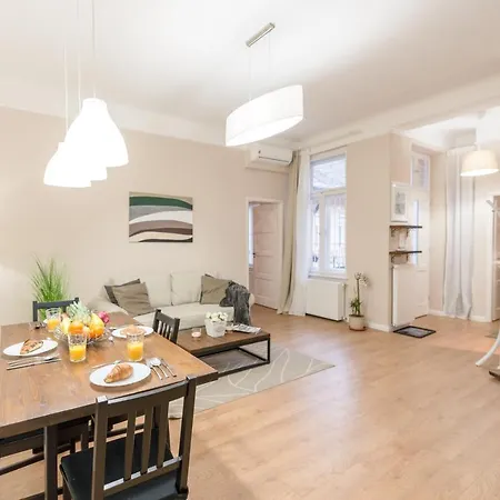 Apartment Downtown Heart 3 Bdr, 2 Bath, A/c *