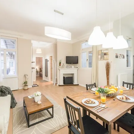 Apartment Downtown Heart 3 Bdr, 2 Bath, A/c Budapest