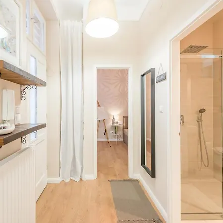 Apartment Downtown Heart 3 Bdr, 2 Bath, A/c *