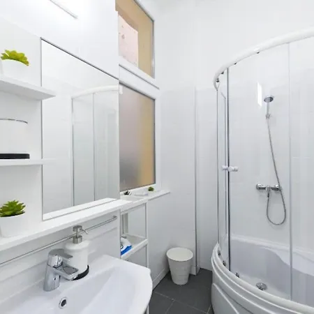 Daire Lovely Flat In Damjanich Street - Leonard *