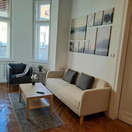 Emerald Apartment *