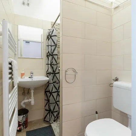 Nepszinhaz 16 Tiny Apartment