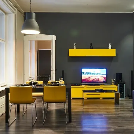 Location Yellow-black Apartment Budapest