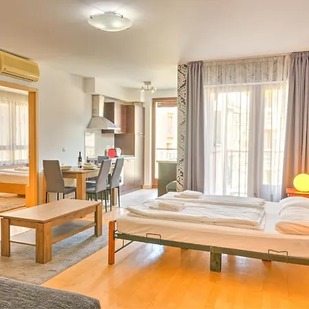 Center Apartment *