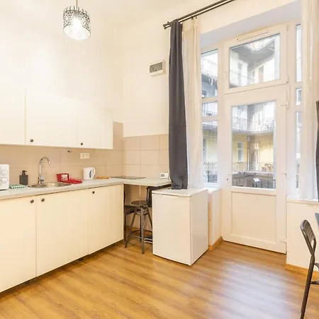 Nepszinhaz 16 Tiny Apartment