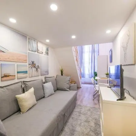 1 Bedroom Flat In Nyar Str., Downtown Apartment