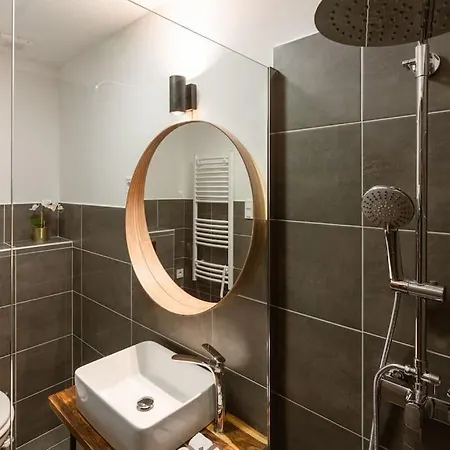 Apartment Free Parking Chain Bridge 4ppl, 2bdrm, Wifi, Smart Tv, Ac *