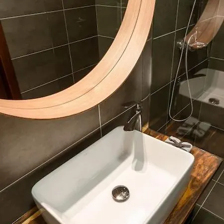 Free Parking Chain Bridge 4ppl, 2bdrm, Wifi, Smart Tv, Ac *